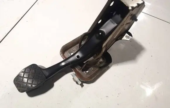 Volkswagen Golf V Brake pedal 