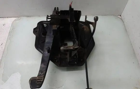 Volkswagen Transporter - Caravelle T4 Pedal assembly 701721315B