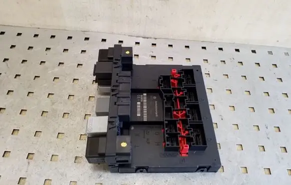 Volkswagen PASSAT B6 Fuse module 3C0937049A