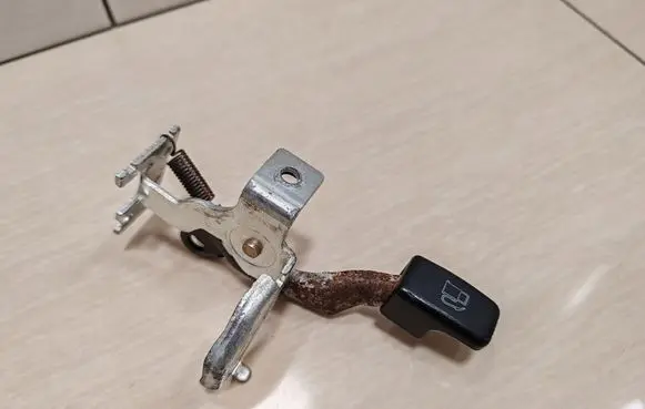 Mitsubishi Carisma Fuel cap release pull handle 