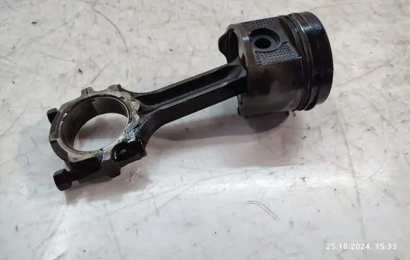 Nissan Navara D22 Piston with connecting rod