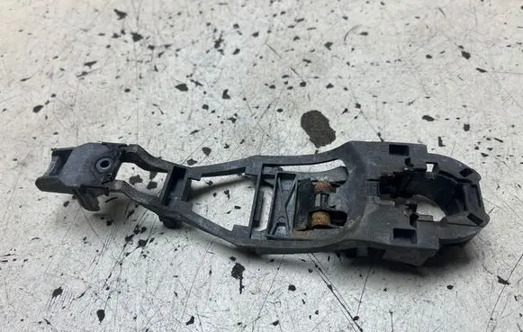 Volkswagen PASSAT B5 Front door exterior handle/bracket 3B0837885