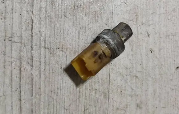 Opel Corsa F Air conditioning (A/C) pressure sensor 9673006380