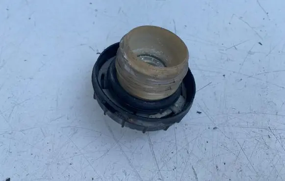 Toyota Avensis T220 Fuel tank filler cap 