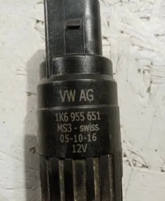 Volkswagen PASSAT B6 Windscreen/windshield washer pump 1K6955651 051016 MS3SWSSS