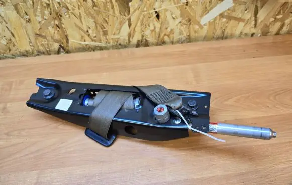 Volvo XC70 Front seatbelt 6242902309