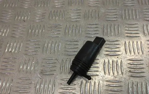 BMW 5 E39 Windscreen/windshield washer pump 8377612