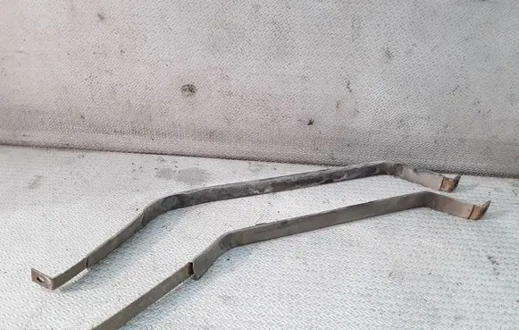 Fuel tank mounting bracket