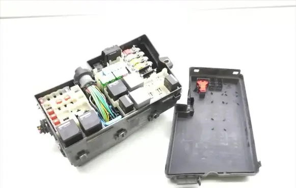 Ford Focus Fuse module 6M5T-14K733-EHC