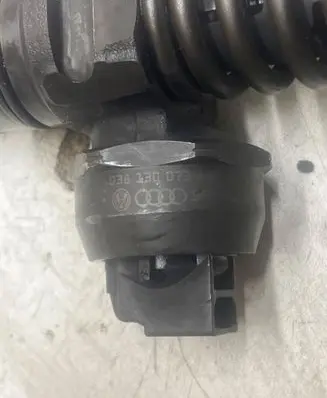 Volkswagen PASSAT B5.5 Fuel injector 038130073AG