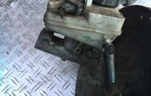 Ford Mondeo MK II Master brake cylinder