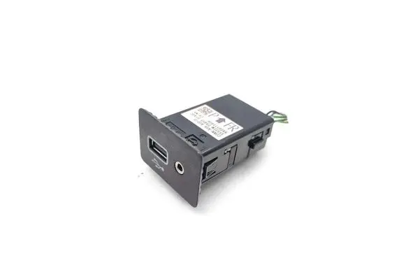Nissan Micra K14 USB socket connector 8K0911190B