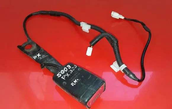 Lexus RX 300 Front seatbelt buckle E067902 B510
