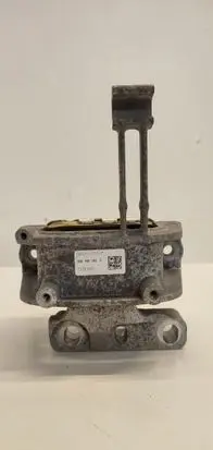 Engine mount vacuum valve
