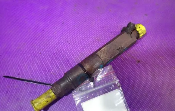 Volkswagen Golf IV Fuel injector 028130201T