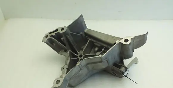Volkswagen Scirocco Engine mounting bracket 04E199275