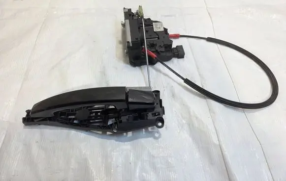 Opel Meriva B Rear door lock 13279837