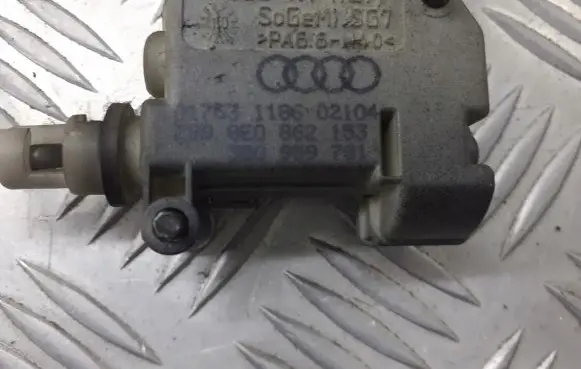 Audi A4 S4 B6 8E 8H Shock absorber/damper mounting bracket 3B0959781