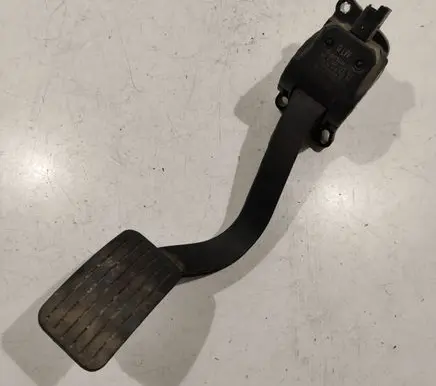 Accelerator throttle pedal
