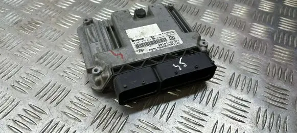 KIA Sportage Engine control unit/module 391012F571 0281018848
