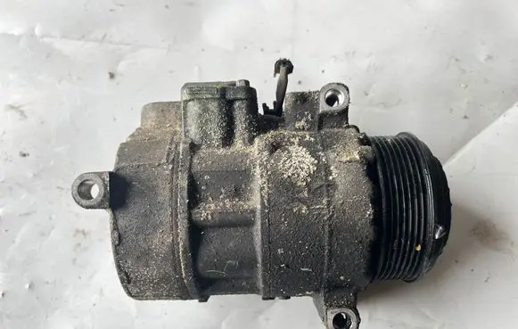 Mercedes-Benz E W212 Air conditioning (A/C) compressor (pump) L9390711 022L939