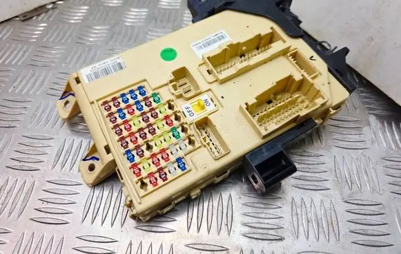 KIA Carens III Fuse module 91950A4610