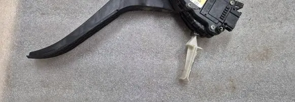 Accelerator throttle pedal