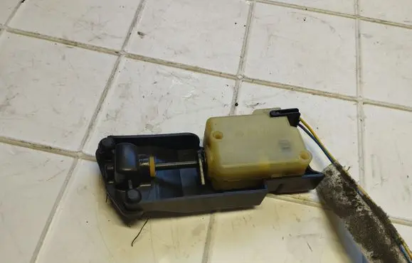 Volvo S60 Central locking motor 9483311