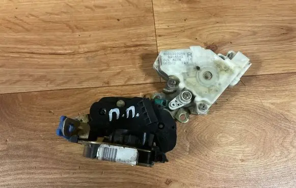 Nissan Almera Tino Front door lock 8055261U66 89A542