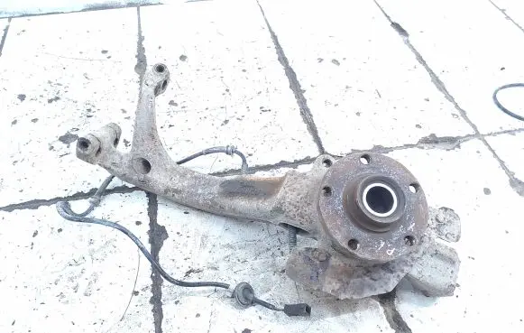 Front wheel hub spindle knuckle
