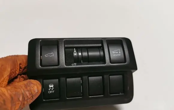 Subaru Outback (BS) Tailgate/boot open switch button 
