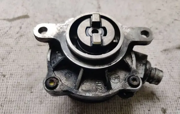 Renault Trafic I Vacuum pump 8200478188