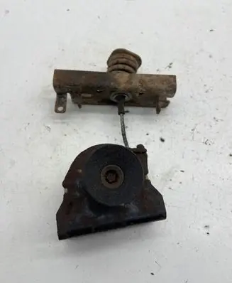 Toyota Land Cruiser (J100) Spare wheel mounting bracket 