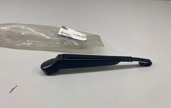 Ford Focus C-MAX Rear wiper blade arm 3M51R17526AA 1255948