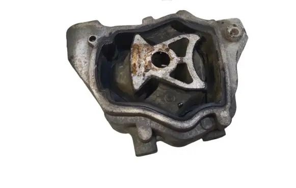 Volvo V70 Engine mount bracket
