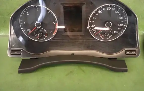 Volkswagen Scirocco Speedometer (instrument cluster) 1K8920972A