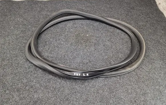 Opel Astra J Front door rubber seal 13259929
