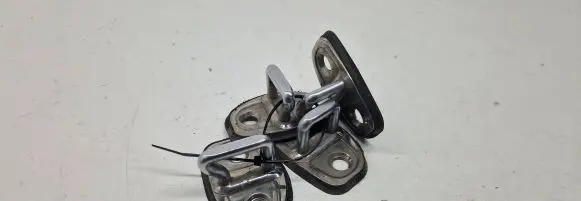 Skoda Octavia Mk2 (1Z) Front door lock loop/hook striker 1Z0837033A 6Y0837033A