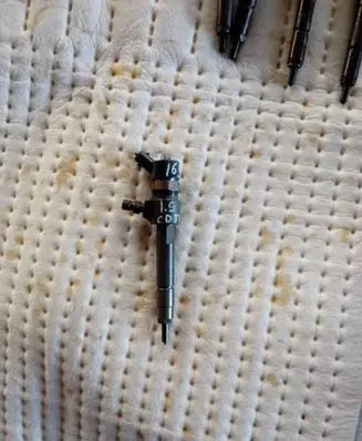 Opel Zafira B Fuel injector 0445110165
