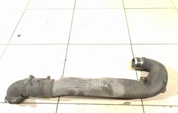 Opel Zafira B Intercooler hose/pipe 55353825