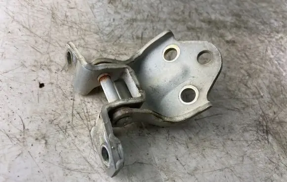 Mitsubishi Pajero Sport I Front door lower hinge 