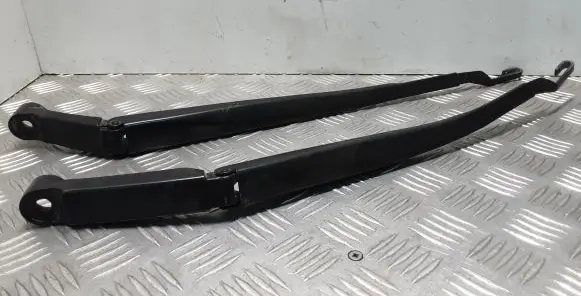 Toyota Land Cruiser (J150) Front wiper blade arm