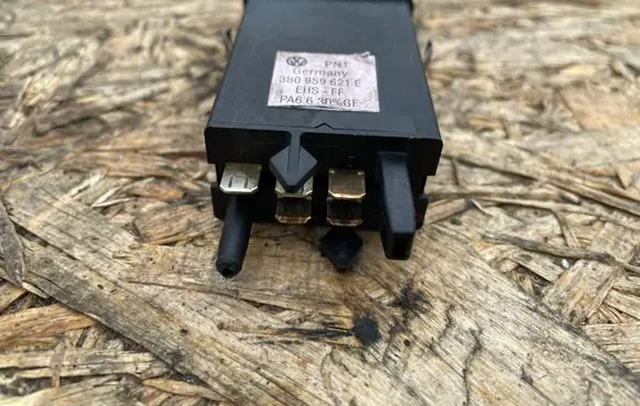 Volkswagen PASSAT B5 Windscreen/window heater switch 3B0959621E