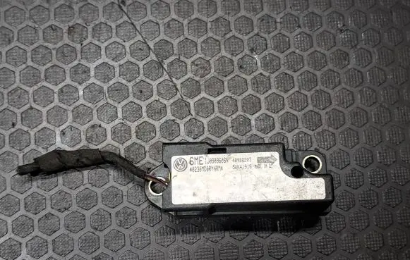 Volkswagen PASSAT B5 Airbag deployment crash/impact sensor 1J0909606N 40980203