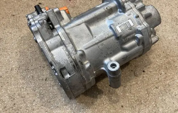 Mercedes-Benz E W214 Air conditioning (A/C) compressor (pump) A0008305304