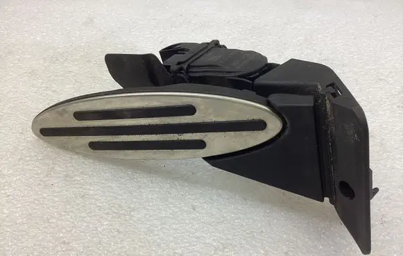 Accelerator throttle pedal