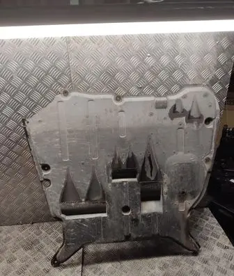 Volvo XC70 Engine splash shield/under tray 