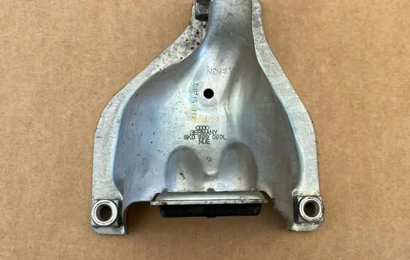 Engine mounting bracket