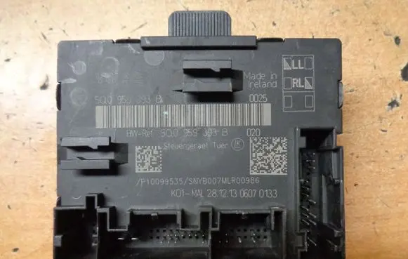 Volkswagen Golf VII Door control unit/module 5Q0959393B