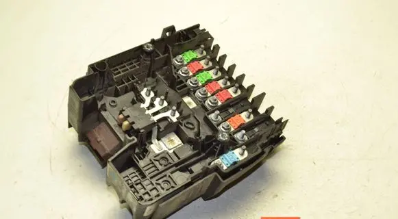 Peugeot Expert Fuse module 9831821480 E1065640